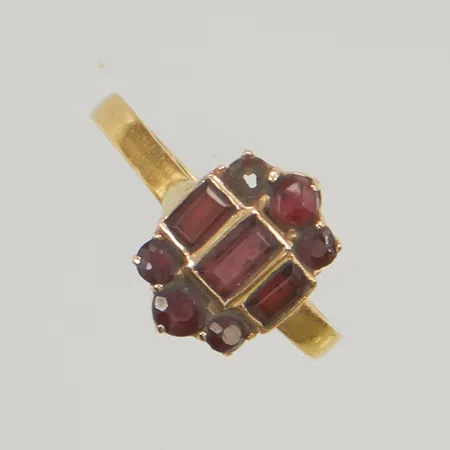 Ring med granater, stl:17¾, en sten saknas, gravyr, 23K 4,6g.