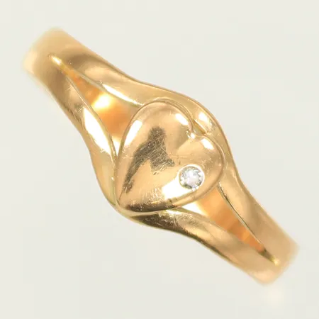Ring med hjärta och diamant 0,01ct, stl 16¼ bredd 3-7mm, 18K 2,5g Vikt: 2,5 g