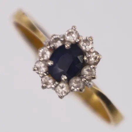 Ring diamanter 0,26ctv enligt gravyr samt safir stl:17, bredd 2,7-8,8mm, skev, 18K Vikt: 2 g
