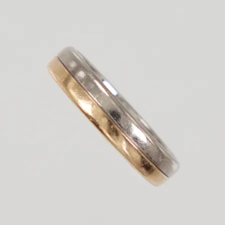 Ring stl 15¾, bredd 4mm, gulguld/ vitguld, gravyr, 18K Vikt: 4,3 g