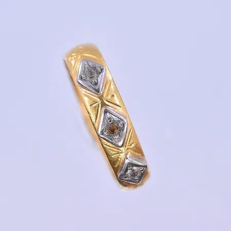 Ring med vita stenar stl: 17½ bredd 5mm skev skena 23K. Vikt: 3,5 g
