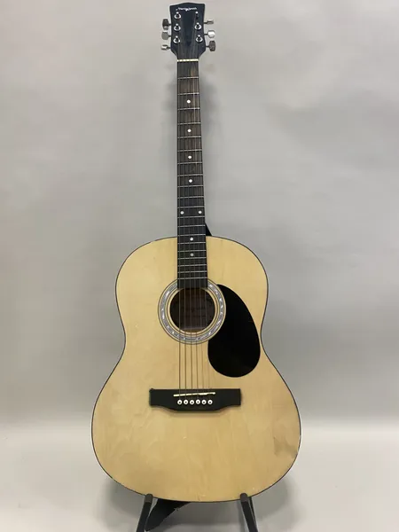 Akustisk gitarr Martin Smith W-101-N-PK, stötmärken, repor, slitage, stall sitter något löst, mjukt fodral med slitage, Skickas med Bussgods eller PostNord