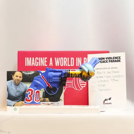 Skulptur Carl Fredrik Reuterswärd numrerad upplaga 37/499 från år 2018, designad av Henrik och Joel Lundqvist för The non-voilence project, med certifikat, samt låda bär signaturer, längd 20 cm höjd 15 cm  Skickas med postpaket.