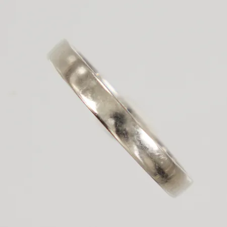 Ring stl 18¾, bredd 3mm, gravyr, vitgul 18K Vikt: 3,6 g
