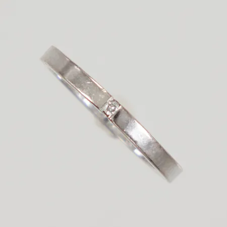 Ring med diamant 1 x 0,02ct stl:17¼ bredd 2,2mm, gravyr, vitguld, Engelbert år 2005, 18K Vikt: 2,8 g