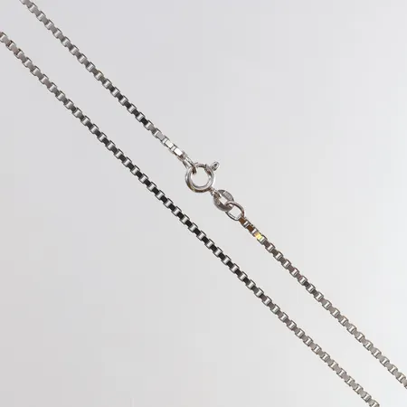 Kedja Venezia längd 42,5cm bredd 1,6mm vitguld 18K. Vikt: 9,1 g