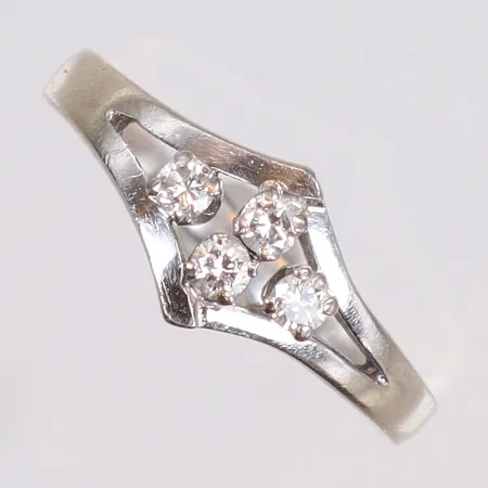 Ring i vitguld med diamanter 4xca0,05ct stl:19 gravyr 18K Vikt: 3,9 g