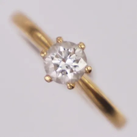 Ring diamant 0,50ct WP enligt gravyr stl:14¾, bredd 1,8-6,2mm, gravyr, GHA, 18K Vikt: 3,3 g