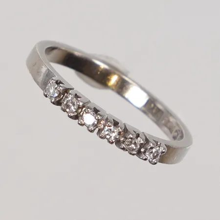 Ring i vitguld med diamanter 6xca0,02ct stl:17 bredd 2mm ÖRN (Örns Juvelatelje) Göteborg 1980, 18K Vikt: 2,8 g
