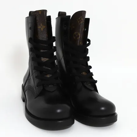 Skor Louis Vuitton Metropolis boots stl:38, svart läder med brun monogramcanvas, klackhöjd 3,5cm, skafthöjd 17cm, märkta Louis Vuitton Paris, extra snören tillkommer, dustbag, oanvända i nyskick.
