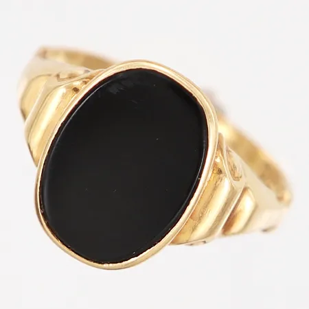 klackring med onyx stl:20¾ bredd: 2-16mm, något skev skena samt skrap på sten, 18K Vikt: 3,9 g