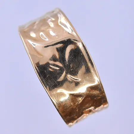 Ring stl:19 bredd 6-9 mm 18K. Vikt: 2,1 g