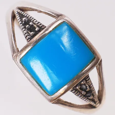 Ring med imiterad turkos, stl:19¼ bredd 2,3-11mm, saknar sidostenar, silver 925/1000 Vikt: 3,6 g