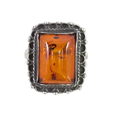 Ring silver 925/1000 Bärnsten, stl:17¼ mm, skena bredd 2,5 mm, dekor 20,5x17 mm, sten utan anmärkning, oidentifierad tillverkarstämpel på skenans utsida Vikt: 6,6 g