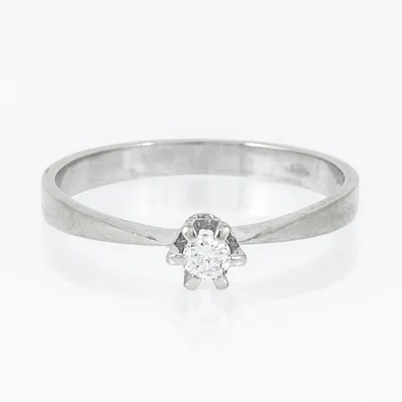 Ring med en briljantslipad diamant 0,13ct stl:17 bredd 2,3-3,9mm, vitguld 18K 1,7g.