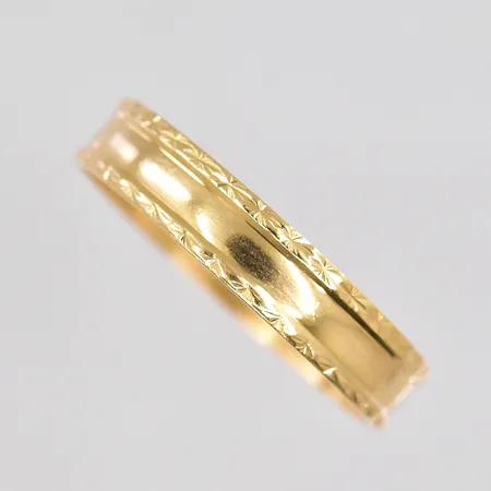 Ring stl: 18 bredd ca 4mm 18K Vikt: 2,4 g
