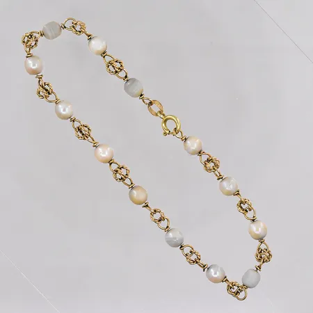 Armband med pärlor längd 20,5cm bredd 5,1mm, slitna pärlor 18K Vikt: 6,7 g