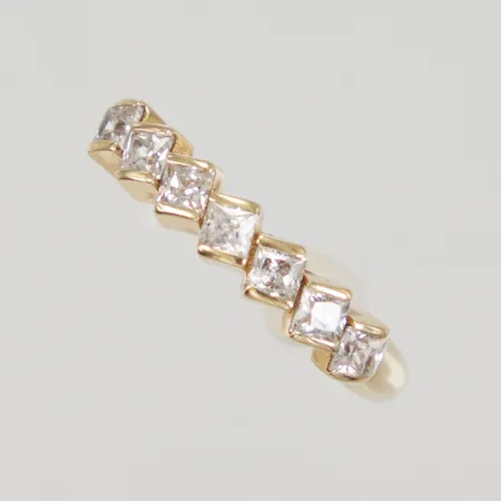 Rng med vita stenar, stl 17½, bredd 1,8-4mm, utländska stämplar 18K Vikt: 2,4 g