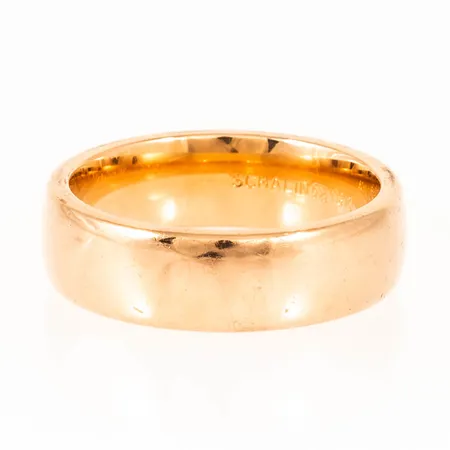 Ring Schalins slät stl:20¼ bredd 7mm höjd 2,3mm, gravyr, 18K 15,1g.