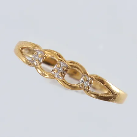Ring med 8/8-slipade diamanter 3 x 0,0075ct stl:16½ bredd 1,5-4mm bucklig tvåfärgat 18K. Vikt: 1,2 g på auktion i Kista hos Pantbanken Sverige