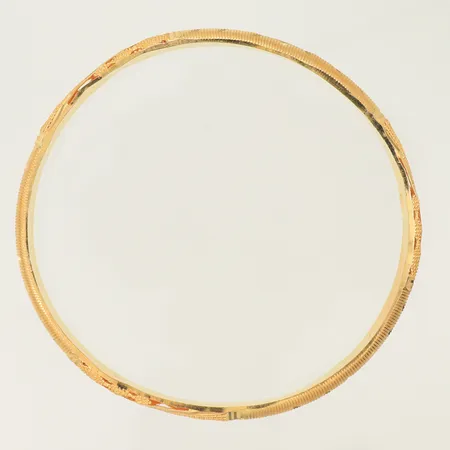 Armring, innermått ca 66mm, bredd 6,5mm, bucklig, ojämn skena defekt 21K Vikt: 10,1 g