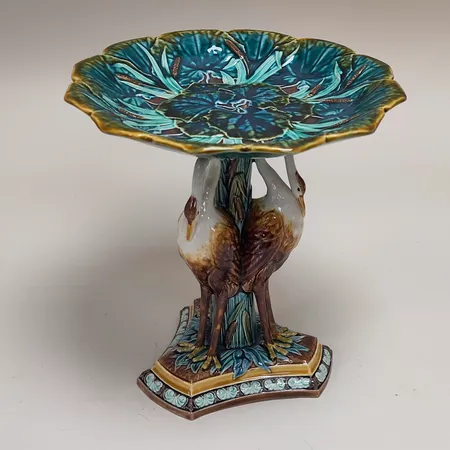 Fruktskål i Majolika Gustafsberg i produktion 1880-1890-tal, höjd 26cm, bredd 24,8cm, nagg. För frakt kontakta kontoret. Skickas med postpaket.