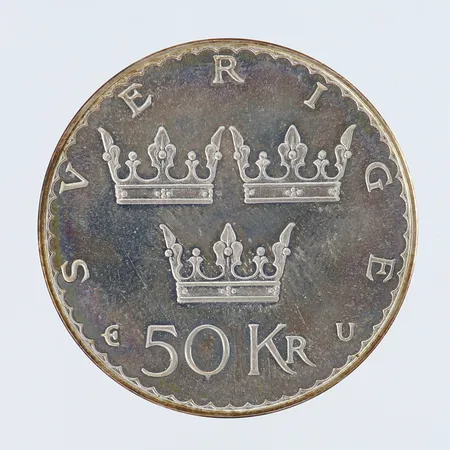 Minnesmynt Nya Grundlagen All Offentlig Makt i Sverige Utgår Från Folket, år 1975, nominellt värde 50kr, Ø36mm, silver 925/1000. Vikt: 26,8 g