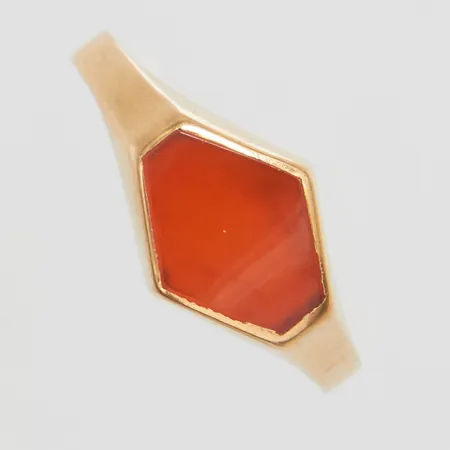 Klackring med karneol år 1928, stl:18¼, bredd 1,9-9mm, sliten fattning, GD&Co, 18K Brv: 2,1g Vikt: 2,1 g