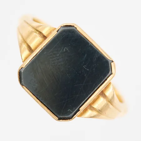 Ring med hematitplatta, fattning i 18K guld, skena i 20K guld. Vikt: 8,7 g