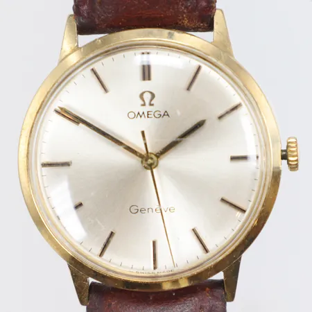Herrur Omega Genève 14K Ø33mm ref nr 131.041 snr 32134760 ca år 1970, cal. 601 manuell uppdragning, plastglas med ytliga repor, utbytt krona, defekt läderband, guld i boett, bruttovikt 32,9g Vikt: 32,9 g