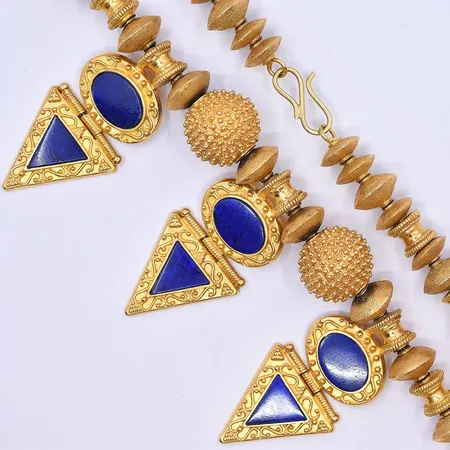 Collier med Lapis Lazuli längd 47,5 cm bredd 13-56 mm 21K. Vikt: 175,9 g