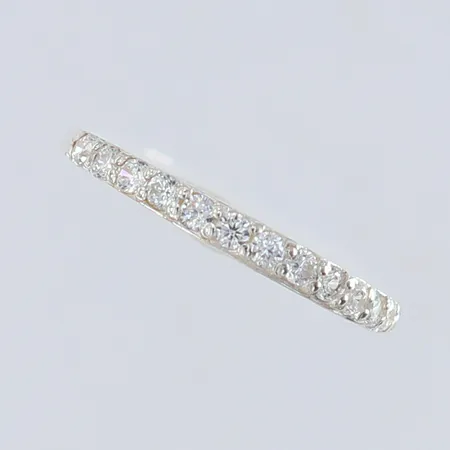 Ring med vita stenar stl:19 bredd 2,5mm Silver 925/1000. Vikt: 1,5 g på auktion i Kista hos Pantbanken Sverige