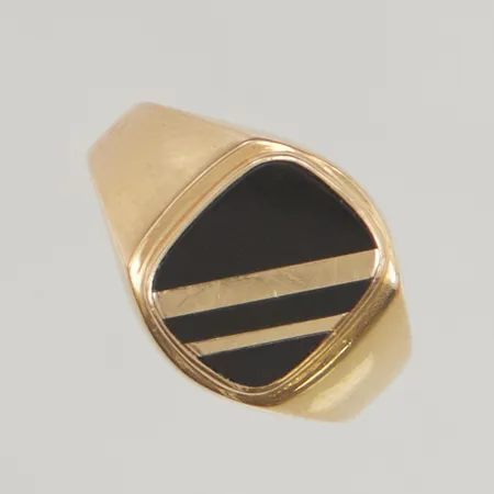 Klackring med onyx, skev, 18K, 3,6g.