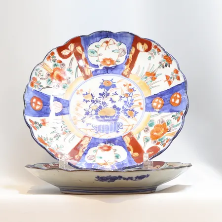 Ett par Fat Imari Japan sent 1800-tal/tidigt 1900-tal Ø21cm, slitage samt ett fat med restaurering Skickas med paket.