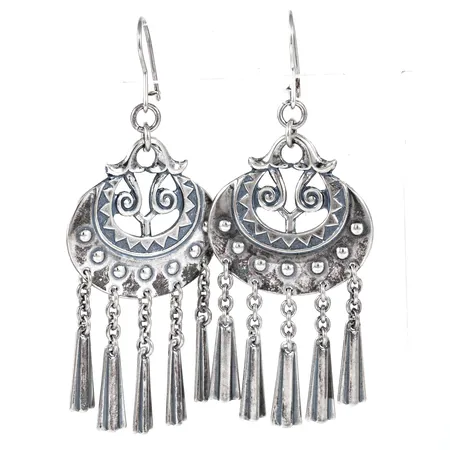 Hängande örhängen Mångudinnan Kalevala Finland bredd 28mm längd inkl krok 70mm, silver 925/1000 12,1g. Nypris ca 2400:-