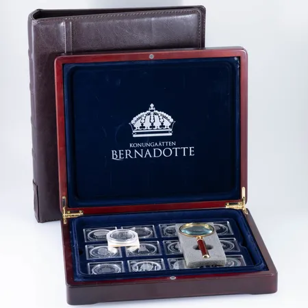 Totalt 25 samlarmynt: 1 samlarmynt Jean-Baptiste Bernadotte 2006 Karl XIV Johan Roi de Suède 1/4 EURO silver 900/1000 22,2g. 24 samlarmynt Konungaätten Bernadotte silver 925/1000 totalt 615g. Etui, förstoringsglas samt pärm med äkthetsbevis och historia medföljer. Skickas med postpaket.
