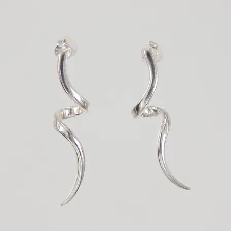 Ett par örhängen längd 40mm, bredd 10,4mm, GHA 925/1000 silver Vikt: 5,2 g