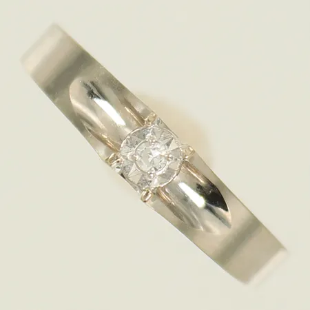 Ring med diamant 1xca0,01ct, stl 16¼, bredd 2,3-3,7mm, vitguld 18K Vikt: 1,7 g