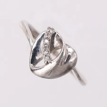Ring hjärta med kubisk zirkonia stl:16, bredd 2-9,5mm, GHA, rodiumpläterat silver 925/1000 Vikt: 2,1 g