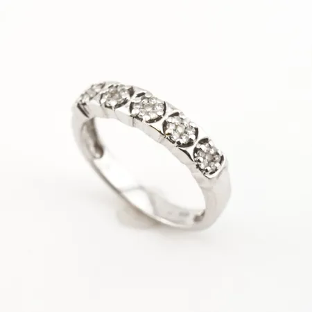 Ring m diamanter, vitguld, stl 17½(55), bredd 4mm, 18k, fint skick Vikt: 4 g