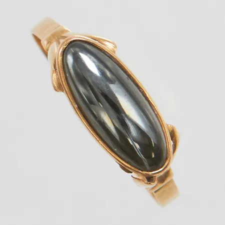 Ring med hematit år 1954, stl:20½, bredd 2,16,8mm, skadad fattning, svenska stämplar, 18K Brv: 2,9g Vikt: 2,9 g