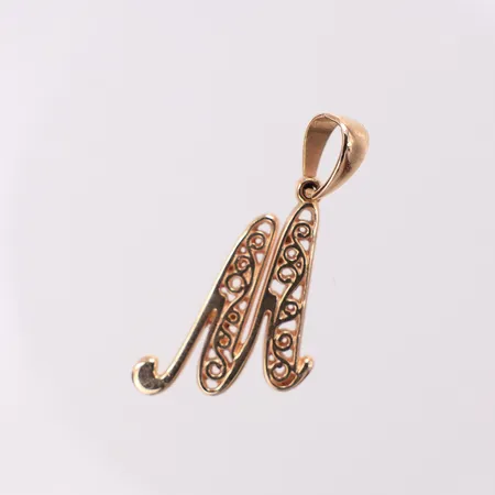 Hänge bokstav M, längd 28mm bredd 15,3mm, ostämplad. 14K Vikt: 2,2 g