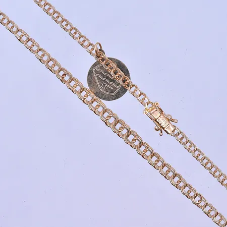 Collier doserad Bismarck med berlock längd 45 cm bredd 3-4 mm 18K. Vikt: 8,6 g