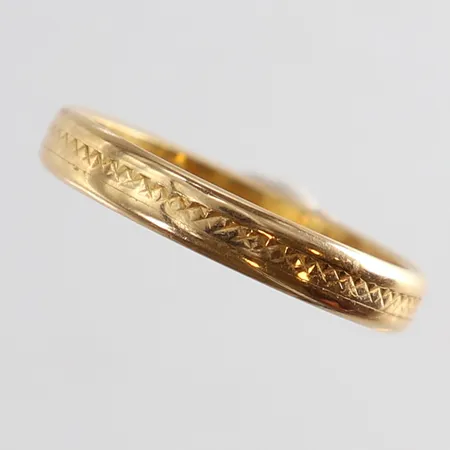 Ring med mönsterdekor stl:16 bredd 2,8mm gravyr 18K Vikt: 2,3 g
