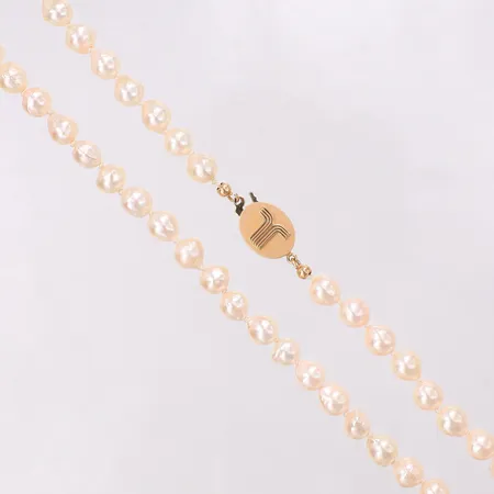 Pärlcollier med semibarocka odlade sötvattenpärlor Ø ca 6mm, längd 46cm, lås i 18K med företagslogga samt gravyr, bruttovikt: 21,8g.