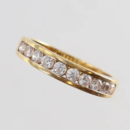 Ring med vita stenar stl:17½ bredd 4mm 18K Vikt: 2,2 g