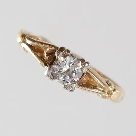 Ring med briljantslipad diamant 1 x 0,35ct litet nagg vid kanten, stl:16¾ bredd 4mm 14K Vikt: 1,8 g