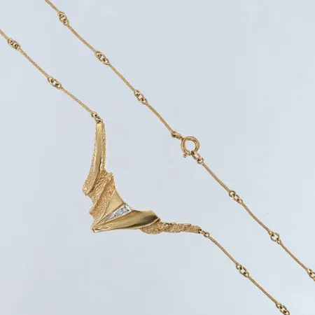 Collier med diamanter 2 x 0,01ct halvstelt längd 46cm bredd 0,8-16mm tvåfärgat 18K.  Vikt: 8,5 g