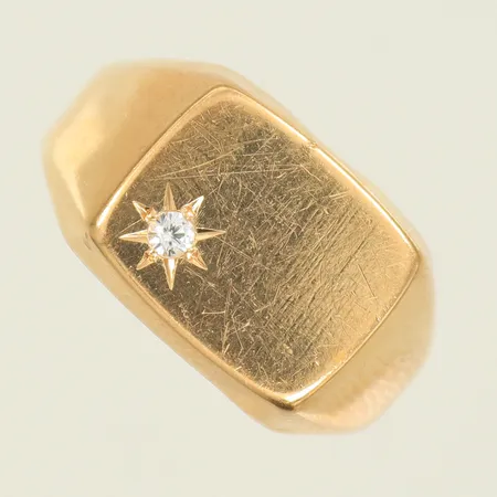 Klackring med vit sten, stl 19, bredd 3,5-11,5mm, ojämn skena 18K Vikt: 3 g