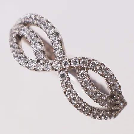 Ring med stenar stl:17½, bredd 2,4-7,7mm, rodiumpläterat silver 925/1000 Vikt: 3 g